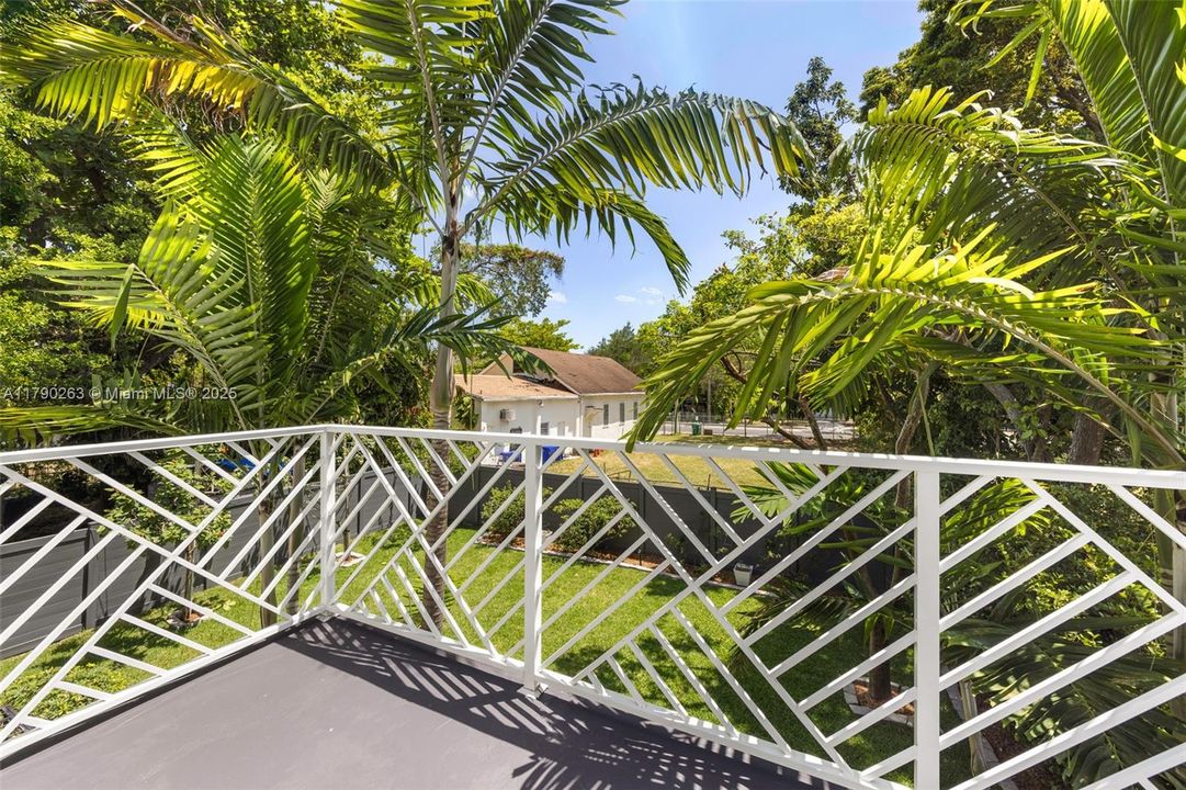 Vendido Recientemente: $1,699,000 (3 camas, 2 baños, 1985 Pies cuadrados)