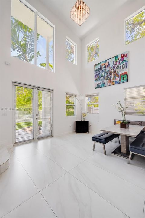 Vendido Recientemente: $1,699,000 (3 camas, 2 baños, 1985 Pies cuadrados)