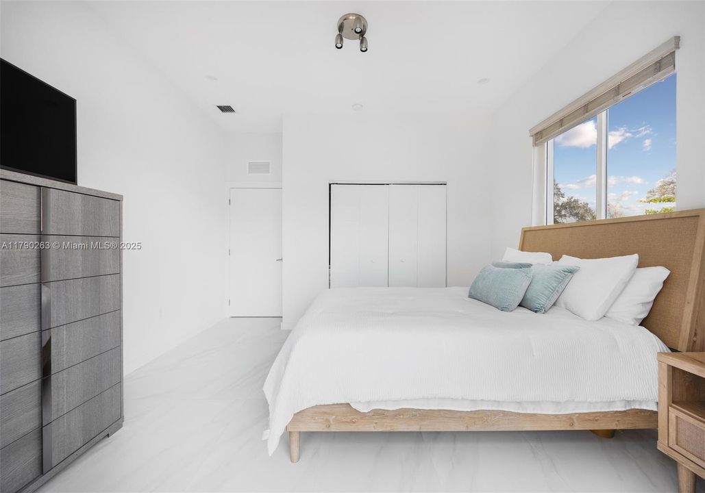 Vendido Recientemente: $1,699,000 (3 camas, 2 baños, 1985 Pies cuadrados)