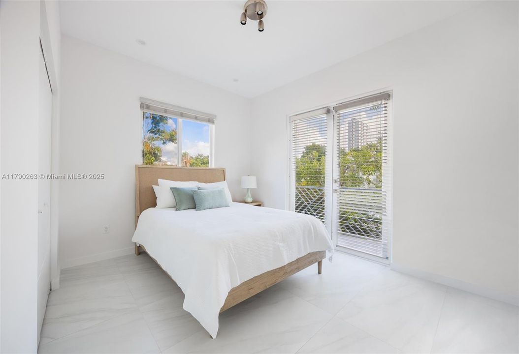 Vendido Recientemente: $1,699,000 (3 camas, 2 baños, 1985 Pies cuadrados)