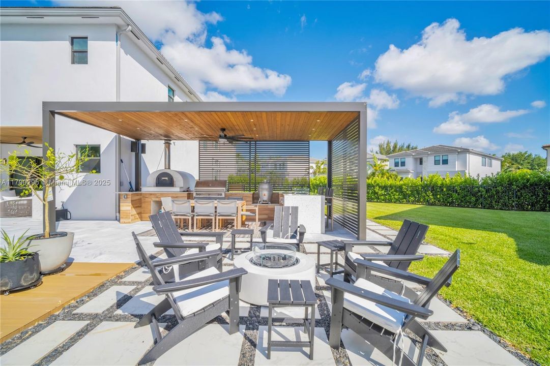 最近售出: $2,975,000 (5 贝兹, 7 浴室, 4484 平方英尺)