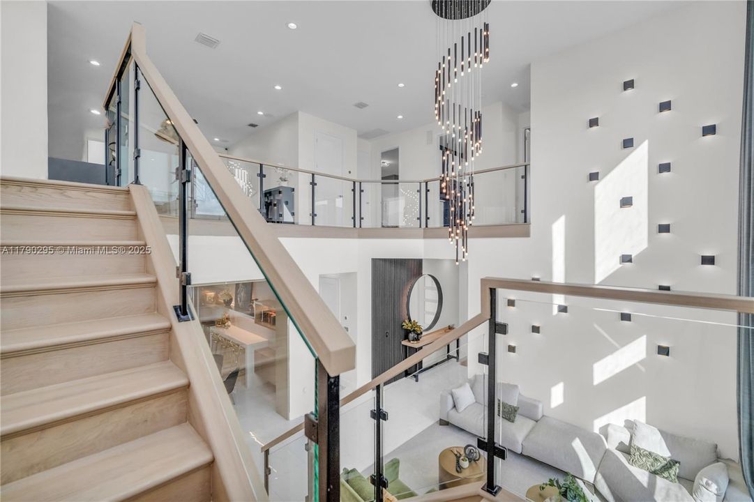 最近售出: $2,975,000 (5 贝兹, 7 浴室, 4484 平方英尺)