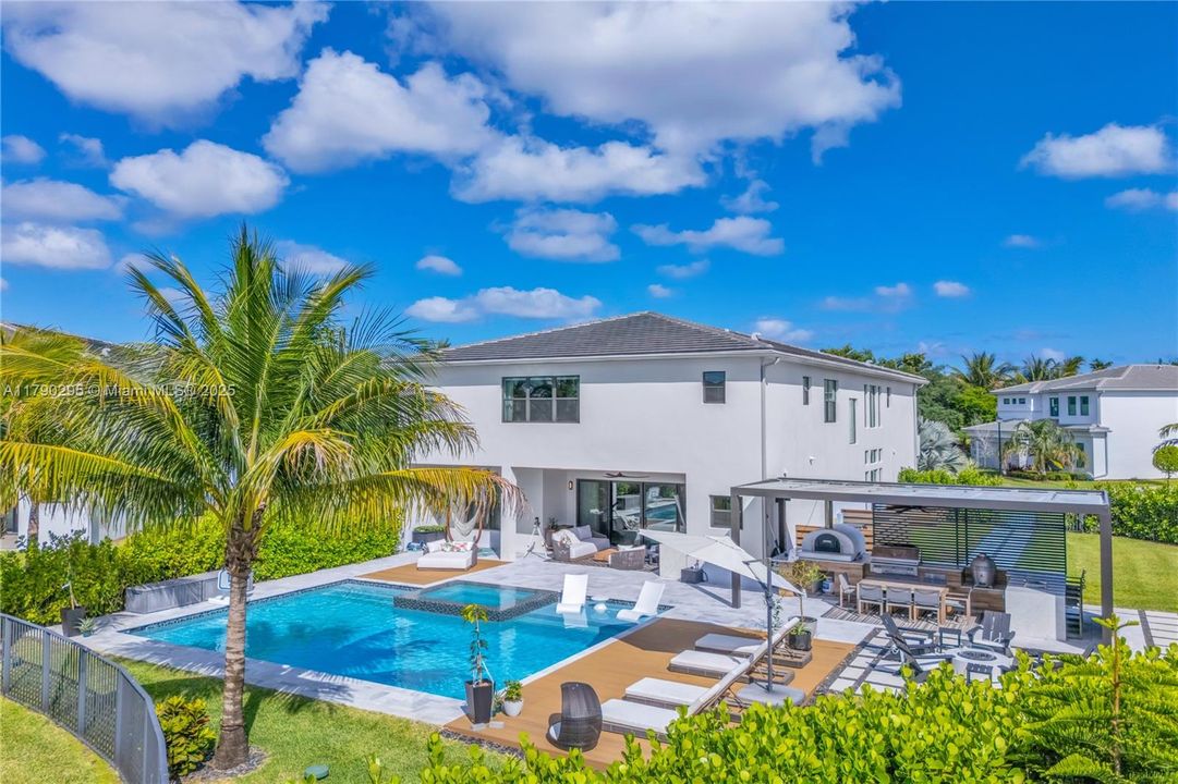 最近售出: $2,975,000 (5 贝兹, 7 浴室, 4484 平方英尺)