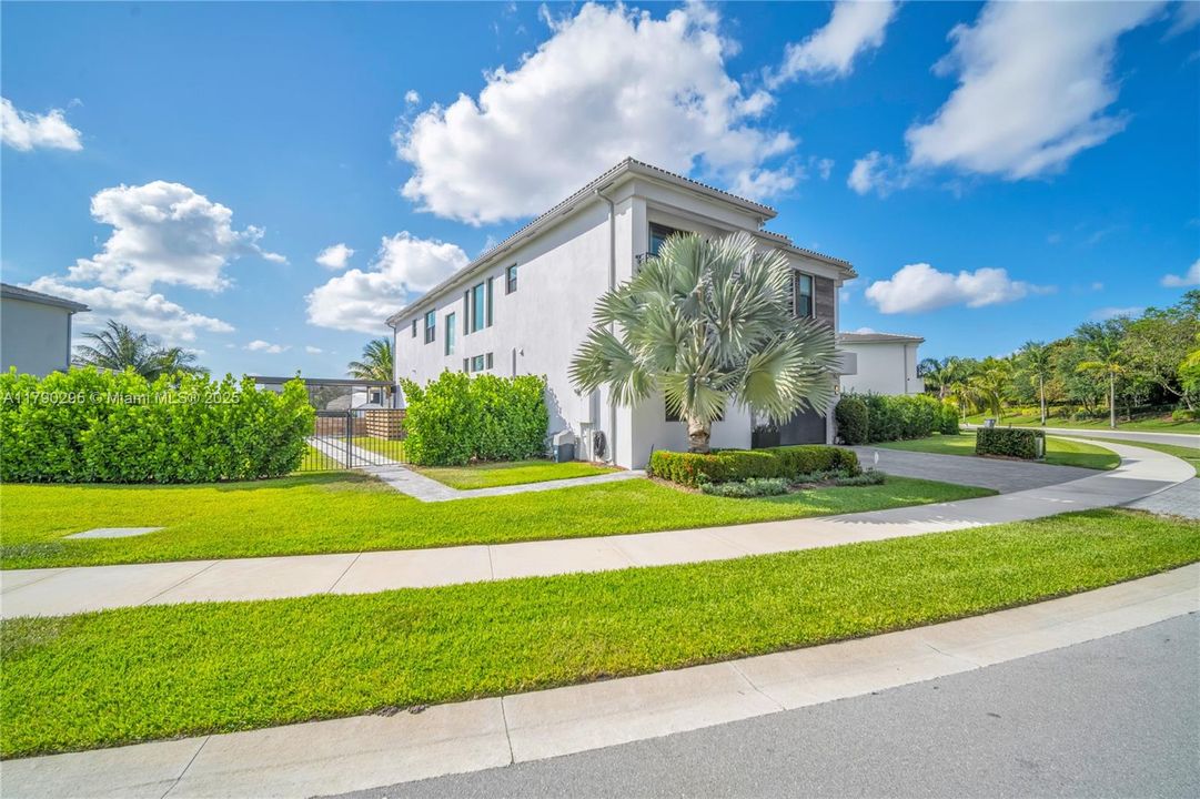 最近售出: $2,975,000 (5 贝兹, 7 浴室, 4484 平方英尺)