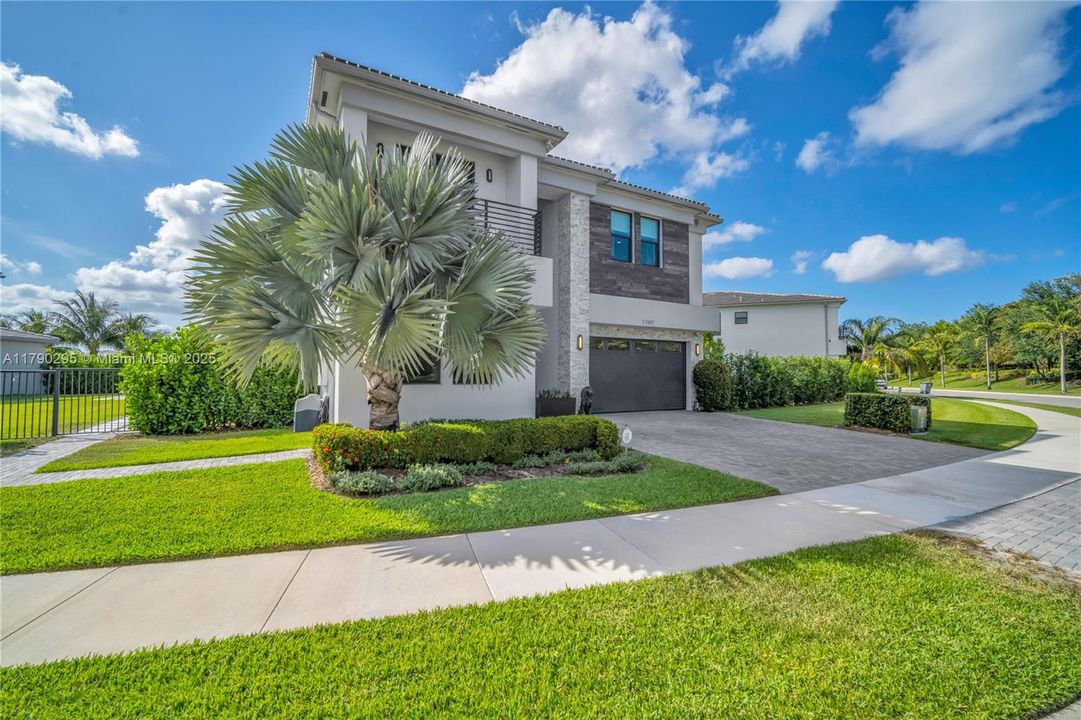 最近售出: $2,975,000 (5 贝兹, 7 浴室, 4484 平方英尺)