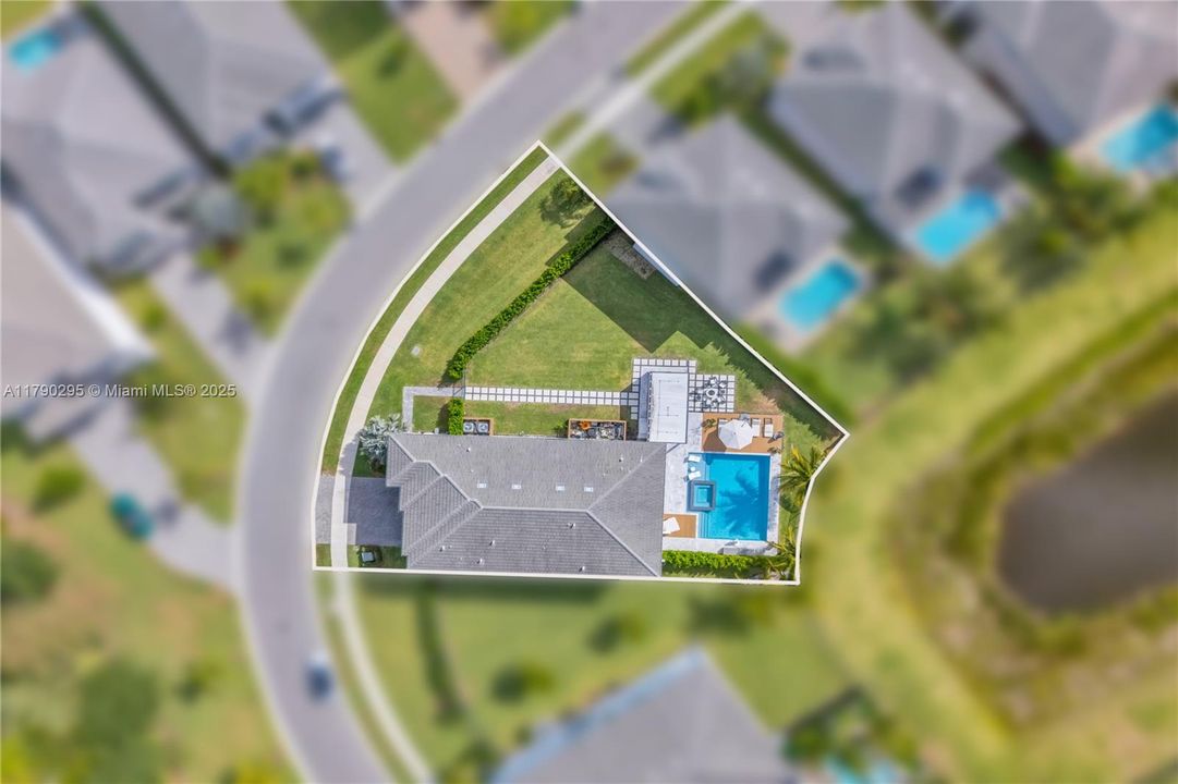 最近售出: $2,975,000 (5 贝兹, 7 浴室, 4484 平方英尺)