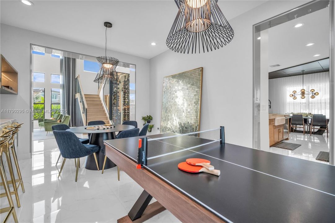 最近售出: $2,975,000 (5 贝兹, 7 浴室, 4484 平方英尺)