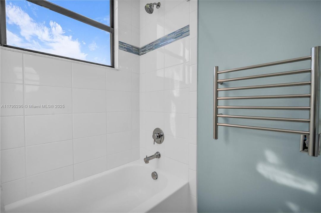 最近售出: $2,975,000 (5 贝兹, 7 浴室, 4484 平方英尺)