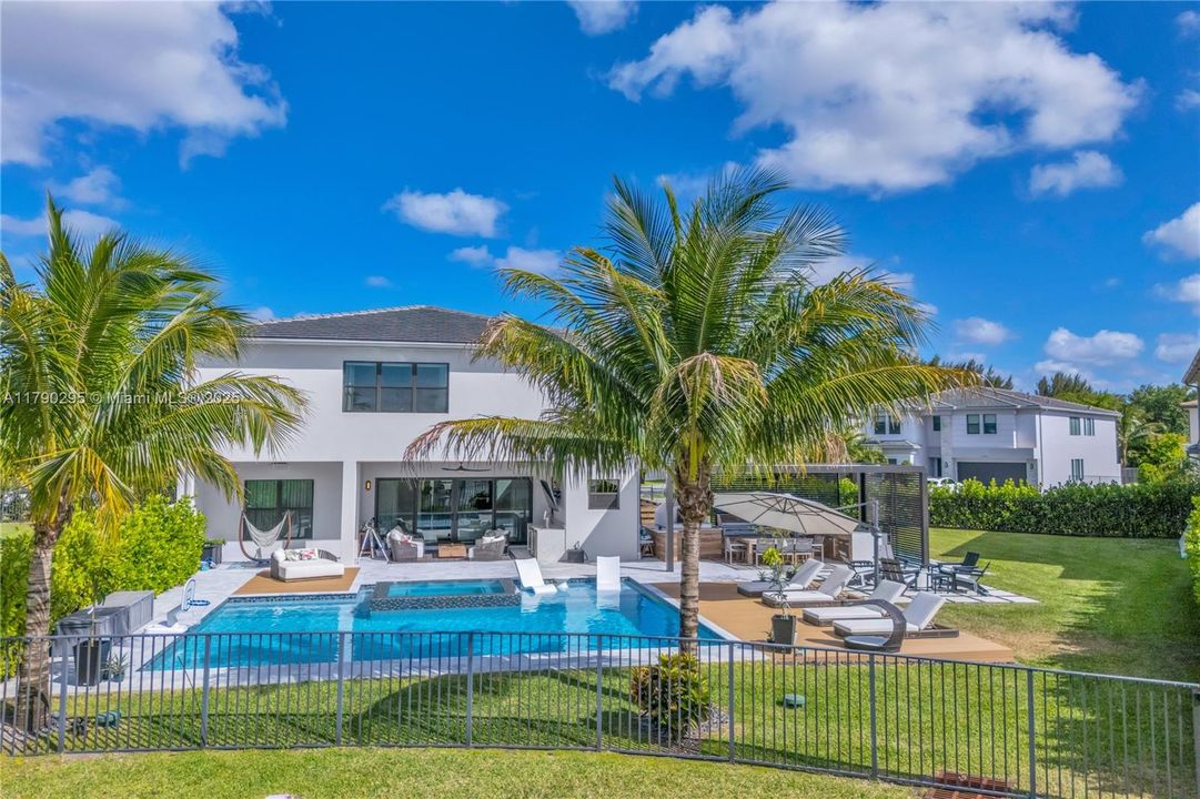 最近售出: $2,975,000 (5 贝兹, 7 浴室, 4484 平方英尺)