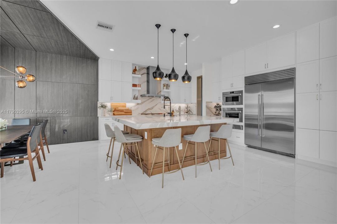 最近售出: $2,975,000 (5 贝兹, 7 浴室, 4484 平方英尺)