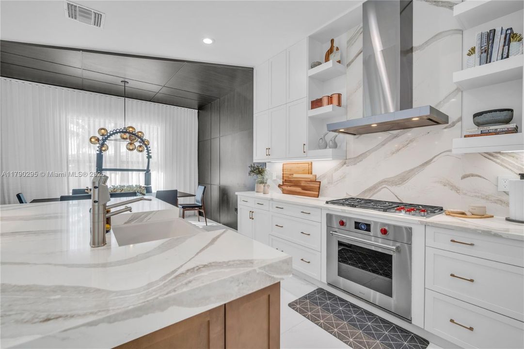 最近售出: $2,975,000 (5 贝兹, 7 浴室, 4484 平方英尺)