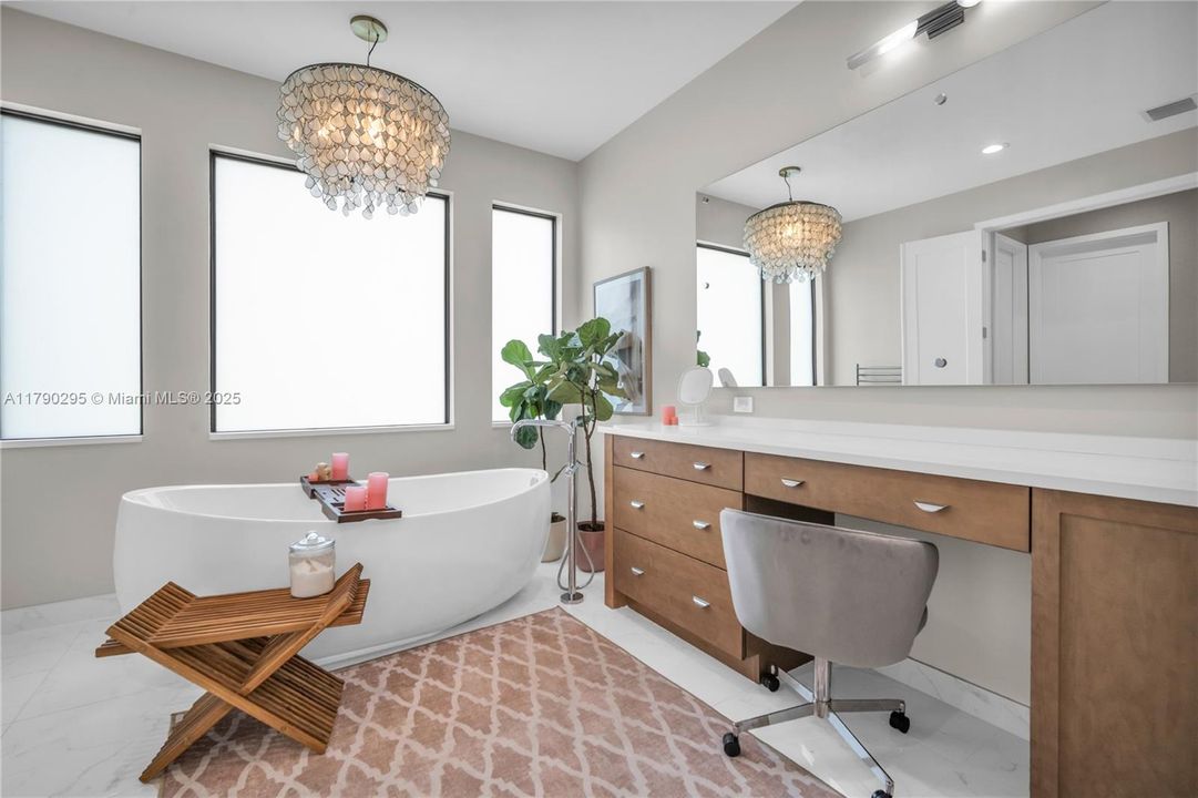 最近售出: $2,975,000 (5 贝兹, 7 浴室, 4484 平方英尺)