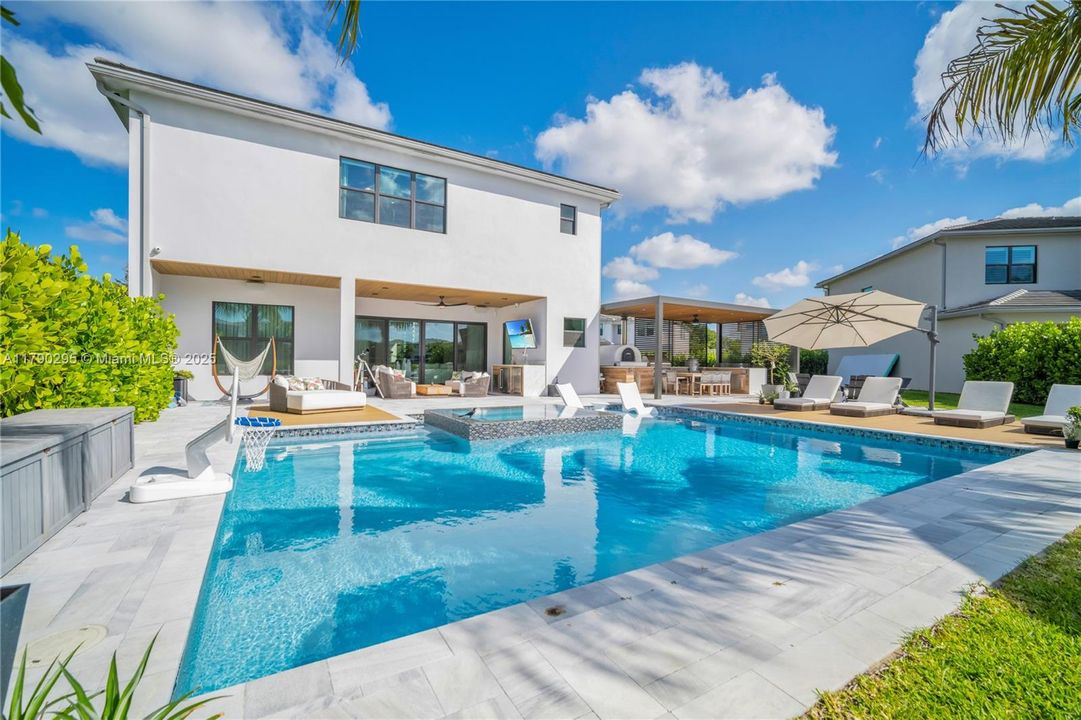 最近售出: $2,975,000 (5 贝兹, 7 浴室, 4484 平方英尺)