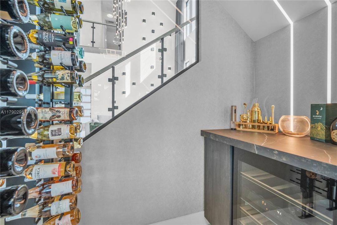 最近售出: $2,975,000 (5 贝兹, 7 浴室, 4484 平方英尺)