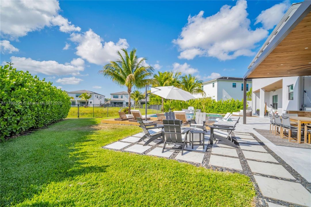 最近售出: $2,975,000 (5 贝兹, 7 浴室, 4484 平方英尺)