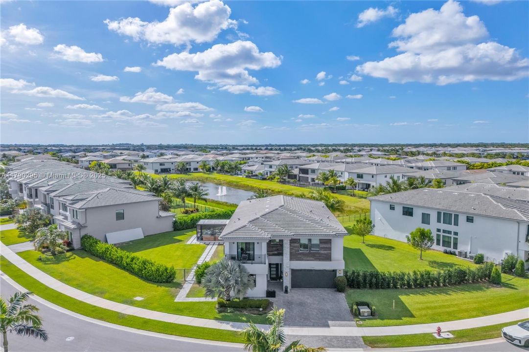 最近售出: $2,975,000 (5 贝兹, 7 浴室, 4484 平方英尺)