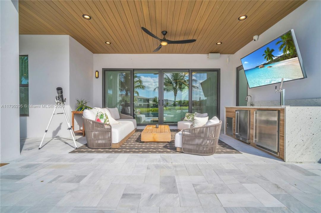 最近售出: $2,975,000 (5 贝兹, 7 浴室, 4484 平方英尺)