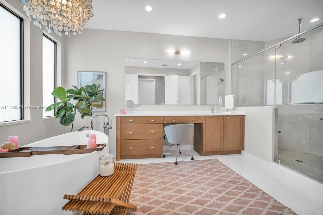 最近售出: $2,975,000 (5 贝兹, 7 浴室, 4484 平方英尺)