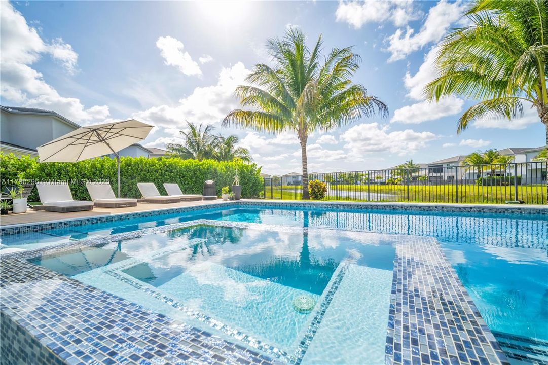 最近售出: $2,975,000 (5 贝兹, 7 浴室, 4484 平方英尺)