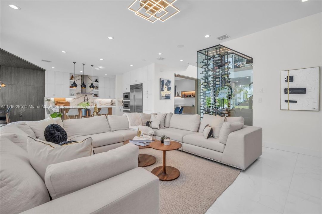 最近售出: $2,975,000 (5 贝兹, 7 浴室, 4484 平方英尺)