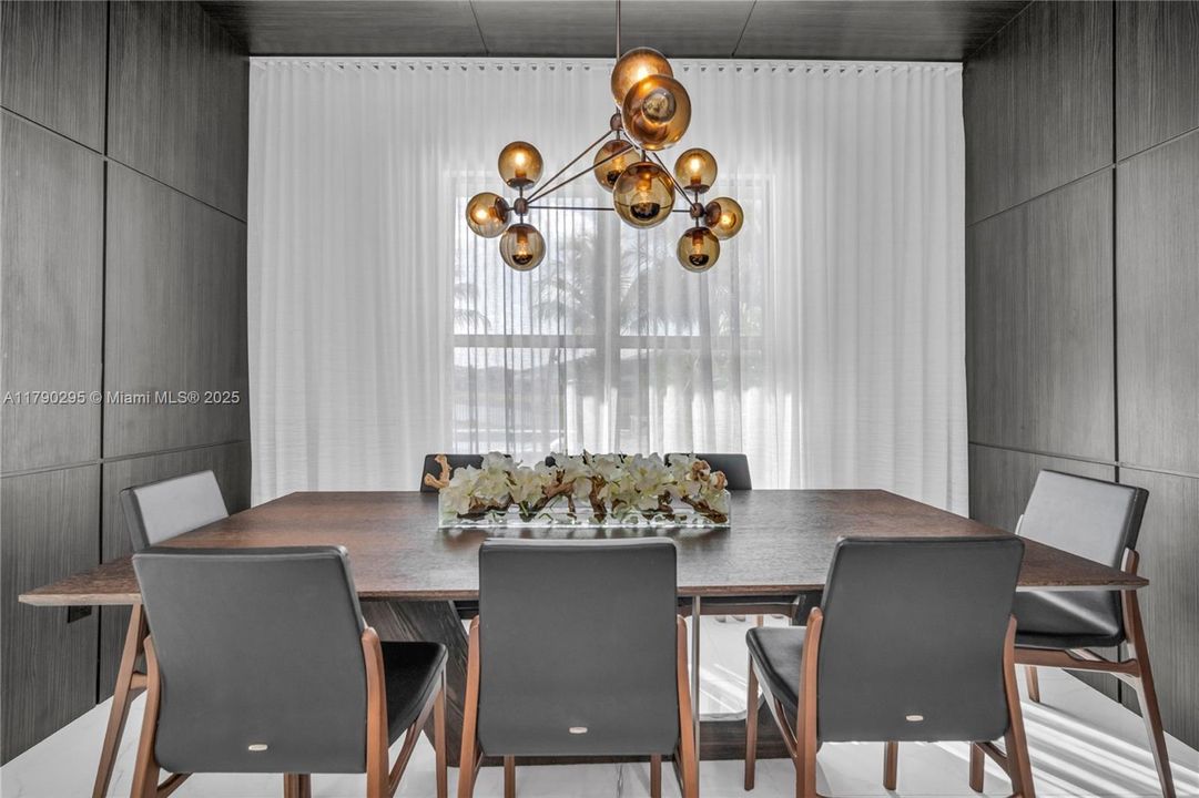 最近售出: $2,975,000 (5 贝兹, 7 浴室, 4484 平方英尺)