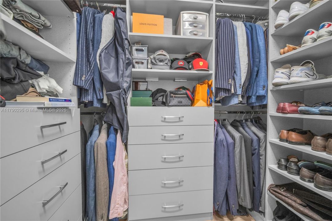 最近售出: $2,975,000 (5 贝兹, 7 浴室, 4484 平方英尺)