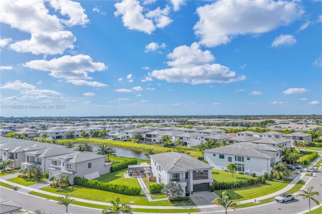 最近售出: $2,975,000 (5 贝兹, 7 浴室, 4484 平方英尺)