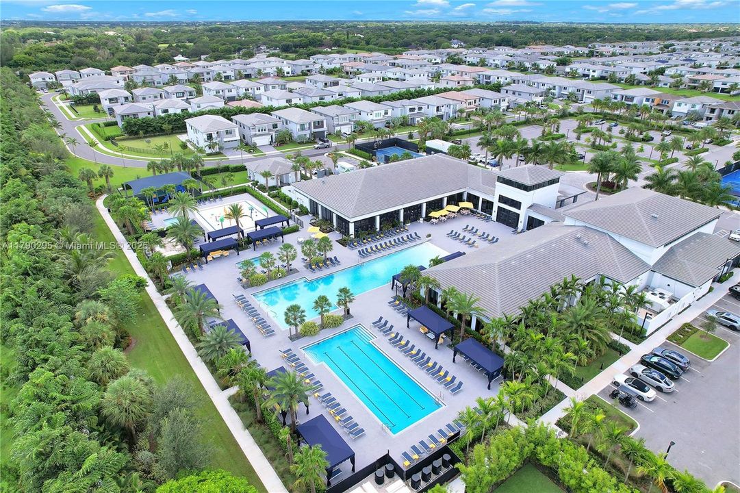 最近售出: $2,975,000 (5 贝兹, 7 浴室, 4484 平方英尺)