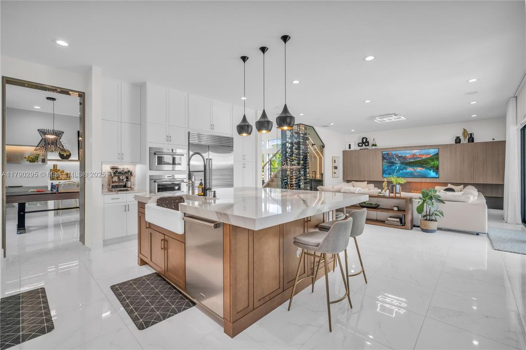 最近售出: $2,975,000 (5 贝兹, 7 浴室, 4484 平方英尺)