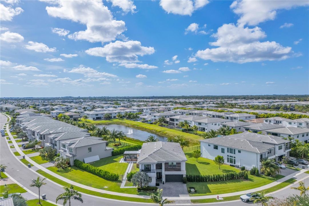 最近售出: $2,975,000 (5 贝兹, 7 浴室, 4484 平方英尺)