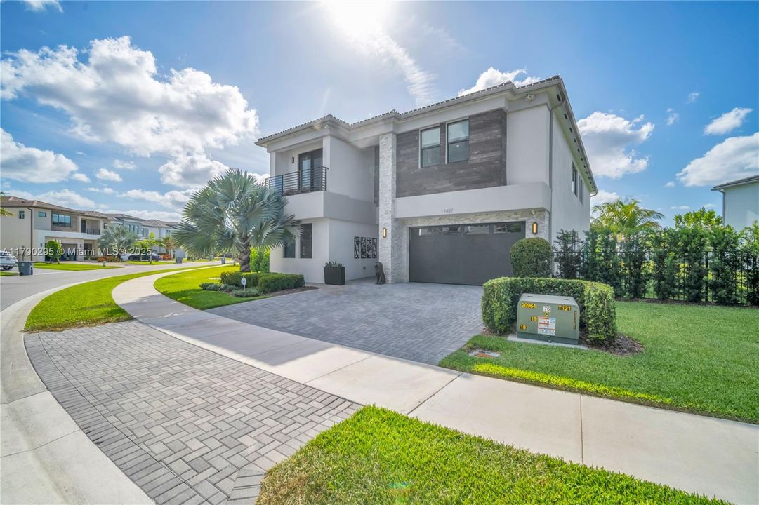 最近售出: $2,975,000 (5 贝兹, 7 浴室, 4484 平方英尺)