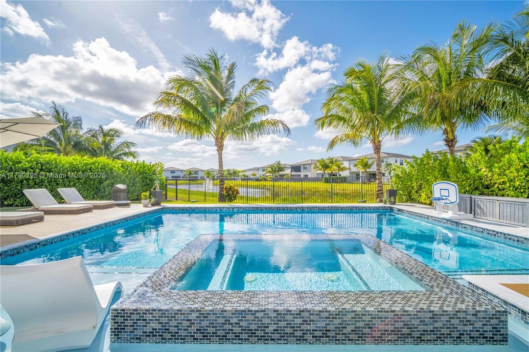 最近售出: $2,975,000 (5 贝兹, 7 浴室, 4484 平方英尺)