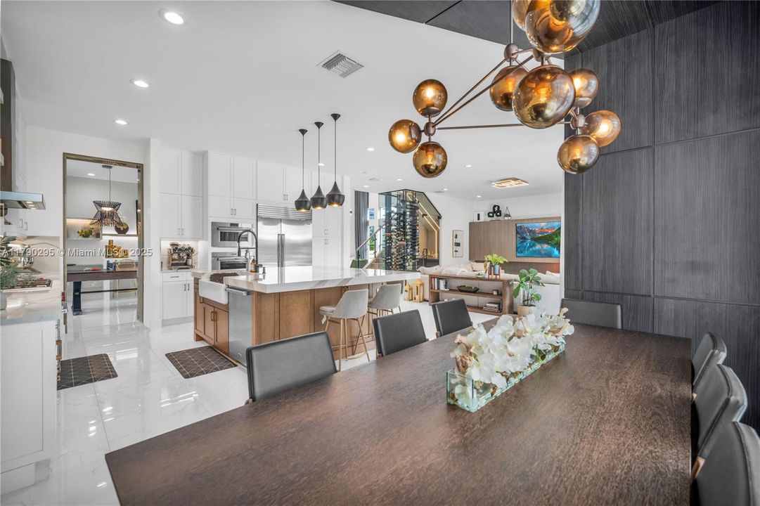 最近售出: $2,975,000 (5 贝兹, 7 浴室, 4484 平方英尺)