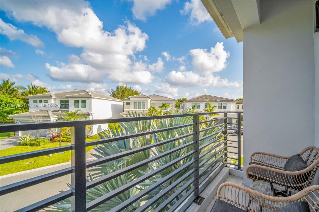 最近售出: $2,975,000 (5 贝兹, 7 浴室, 4484 平方英尺)