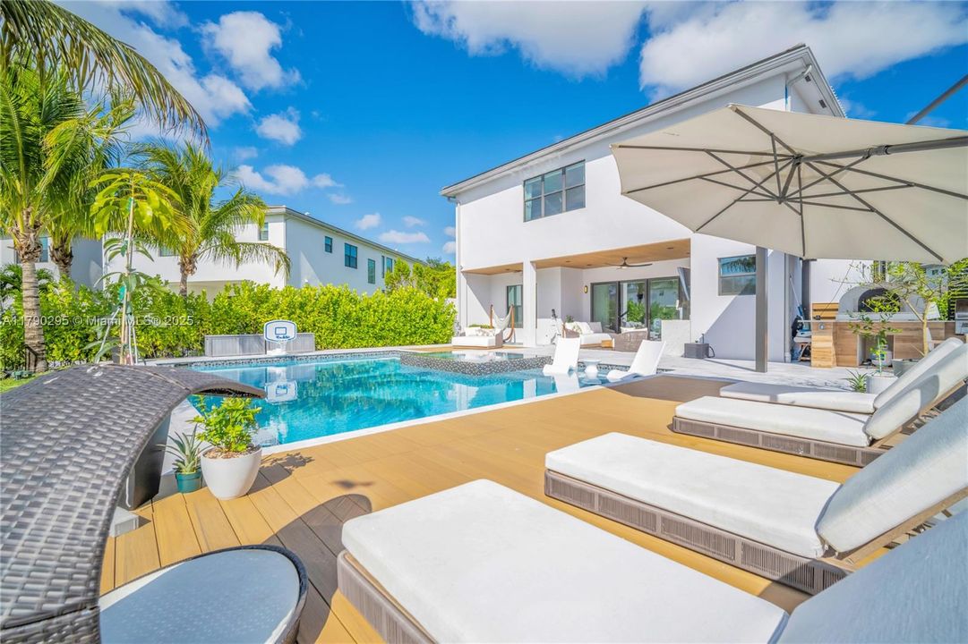 最近售出: $2,975,000 (5 贝兹, 7 浴室, 4484 平方英尺)