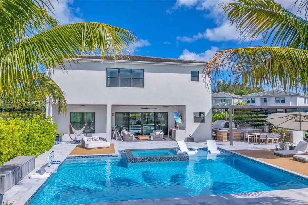 最近售出: $2,975,000 (5 贝兹, 7 浴室, 4484 平方英尺)