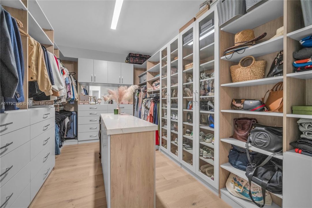 最近售出: $2,975,000 (5 贝兹, 7 浴室, 4484 平方英尺)