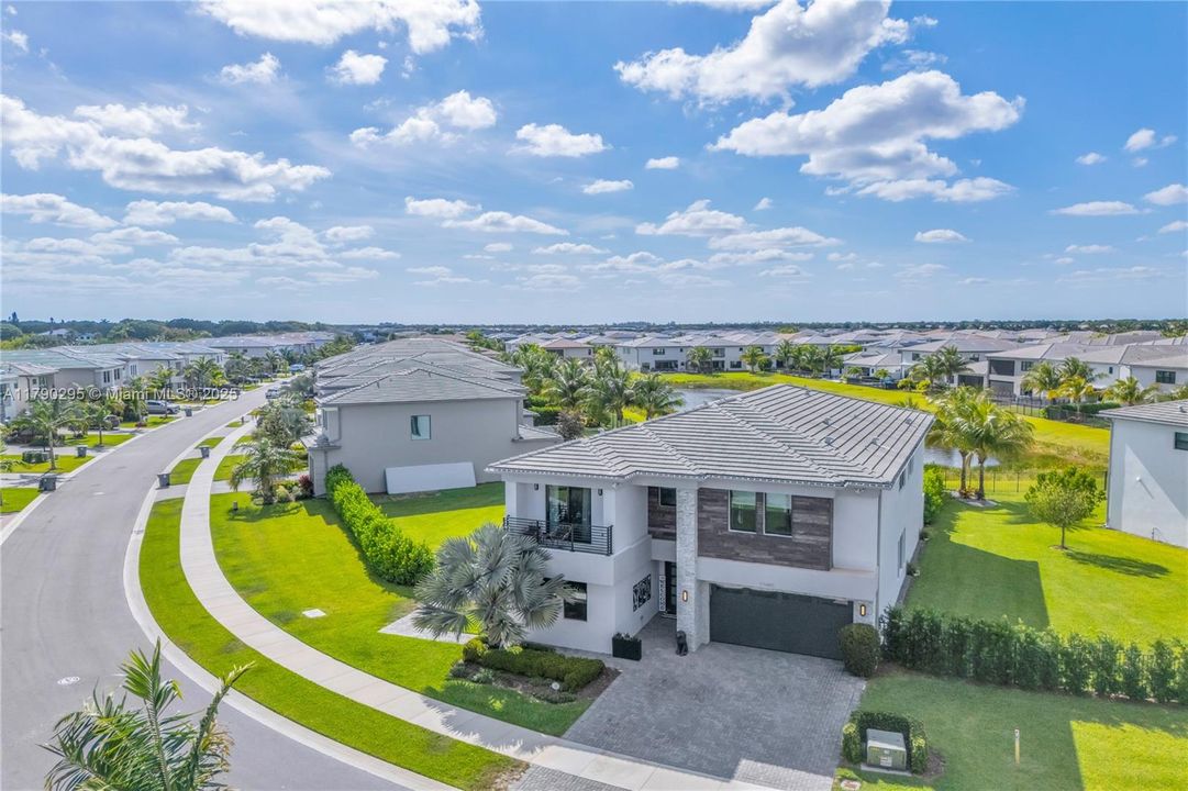 最近售出: $2,975,000 (5 贝兹, 7 浴室, 4484 平方英尺)