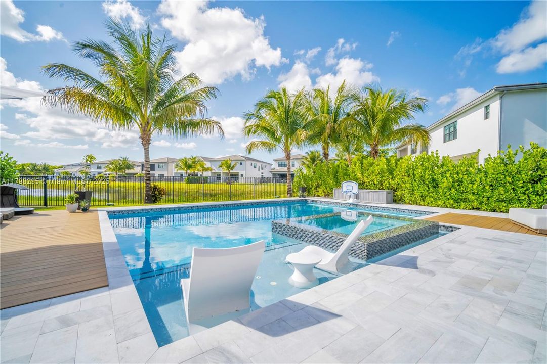 最近售出: $2,975,000 (5 贝兹, 7 浴室, 4484 平方英尺)