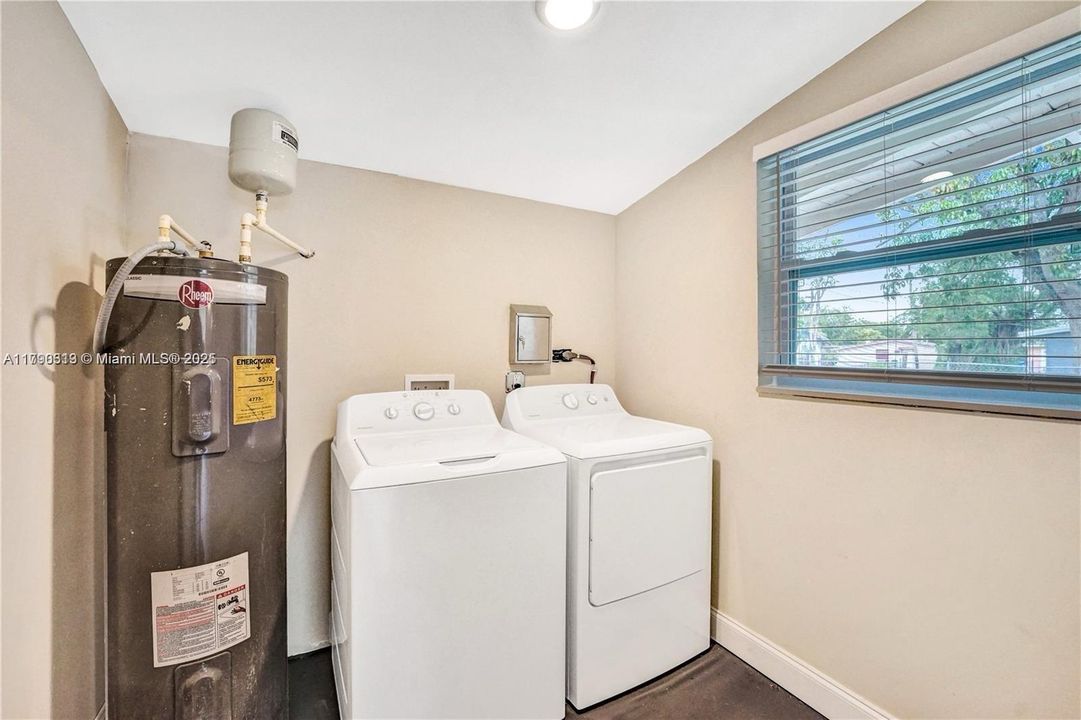 Recently Sold: $319,900 (3 beds, 1 baths, 912 Square Feet)