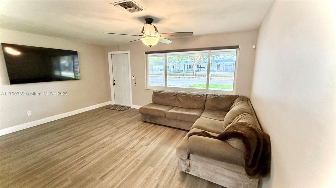 Activo con contrato: $550,000 (2 camas, 2 baños, 1089 Pies cuadrados)