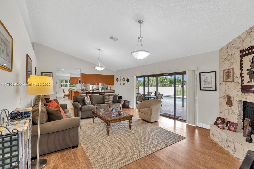 Недавно продано: $935,000 (5 спален, 3 ванн, 3617 Квадратных фут)