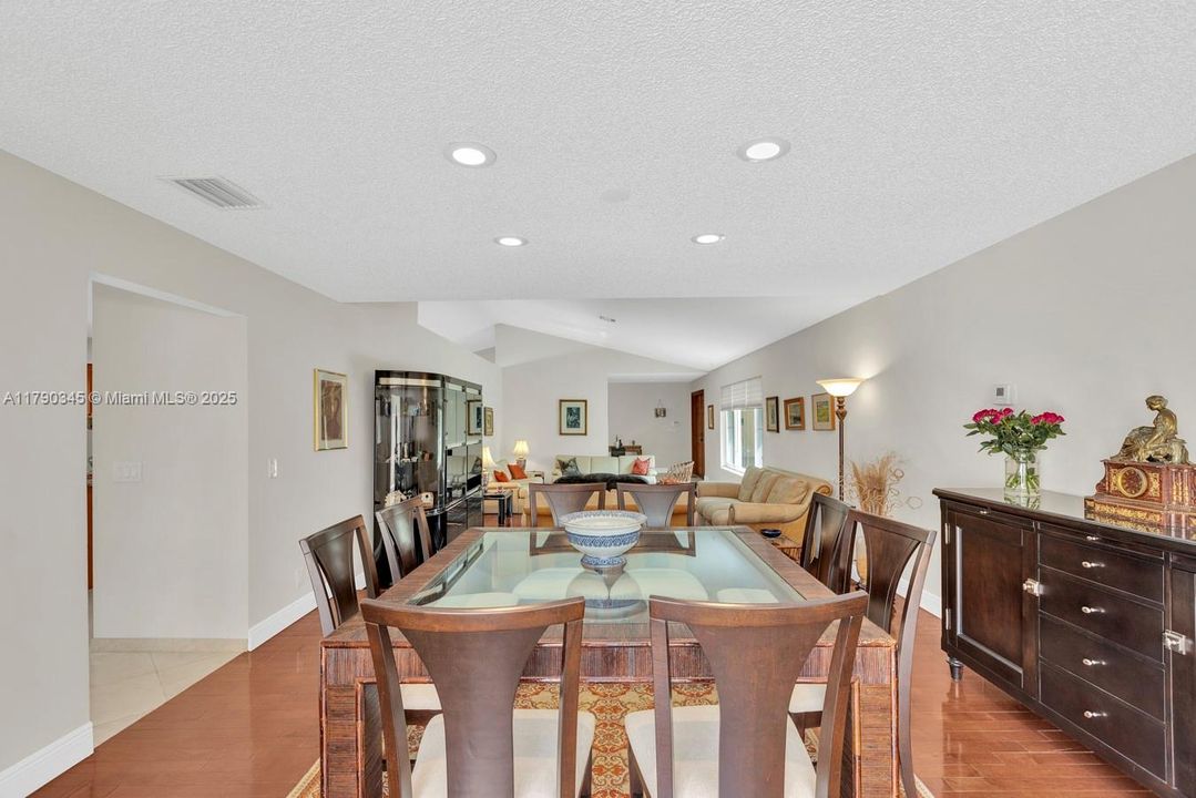 Недавно продано: $935,000 (5 спален, 3 ванн, 3617 Квадратных фут)