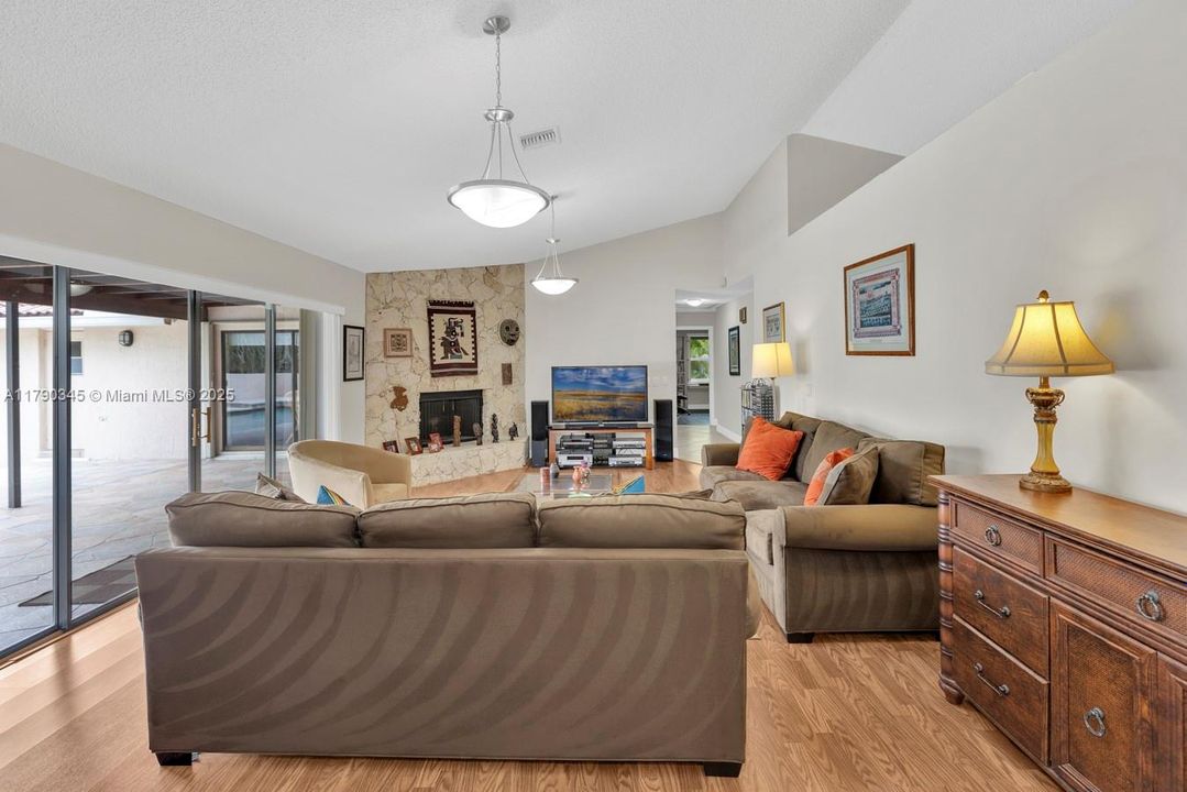 Недавно продано: $935,000 (5 спален, 3 ванн, 3617 Квадратных фут)