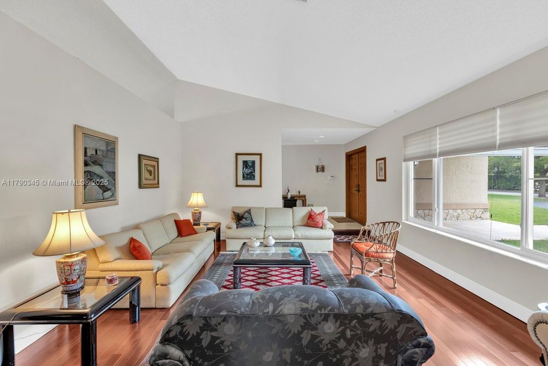 Недавно продано: $935,000 (5 спален, 3 ванн, 3617 Квадратных фут)