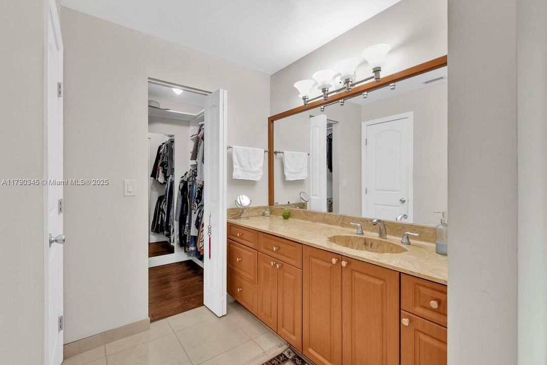 Недавно продано: $935,000 (5 спален, 3 ванн, 3617 Квадратных фут)