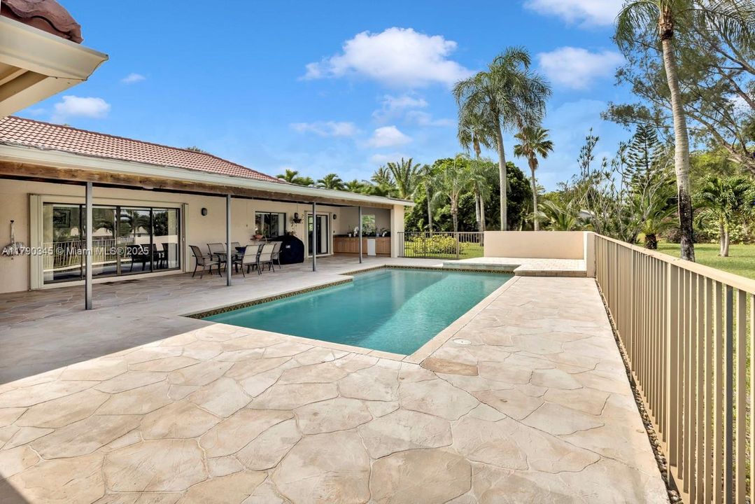 Недавно продано: $935,000 (5 спален, 3 ванн, 3617 Квадратных фут)