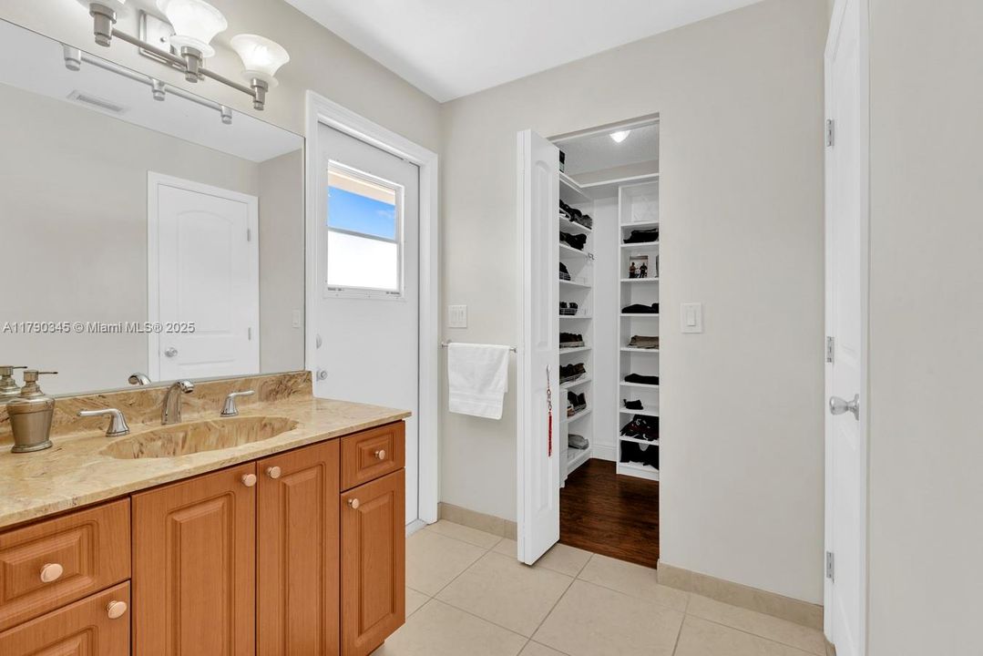 Недавно продано: $935,000 (5 спален, 3 ванн, 3617 Квадратных фут)