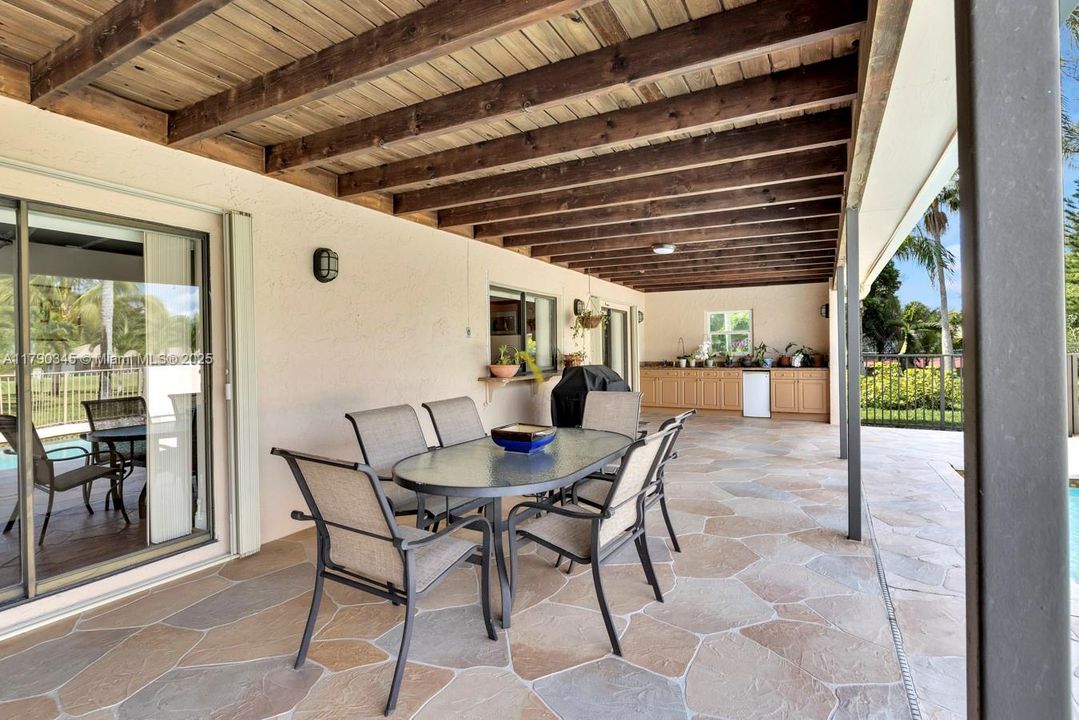 Недавно продано: $935,000 (5 спален, 3 ванн, 3617 Квадратных фут)