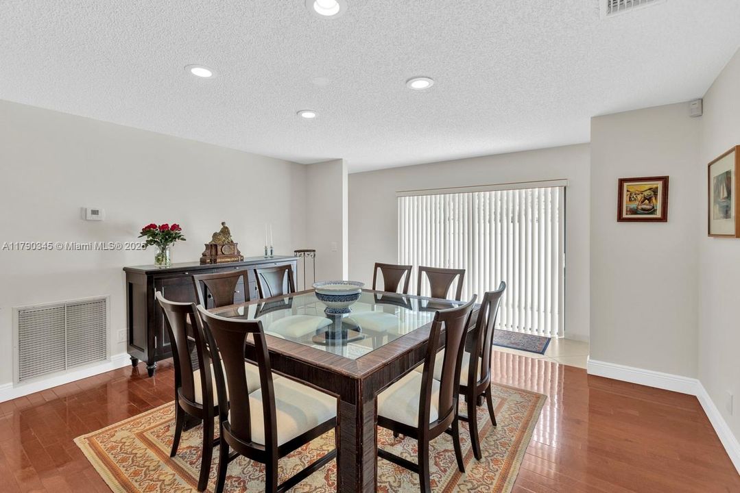 Недавно продано: $935,000 (5 спален, 3 ванн, 3617 Квадратных фут)